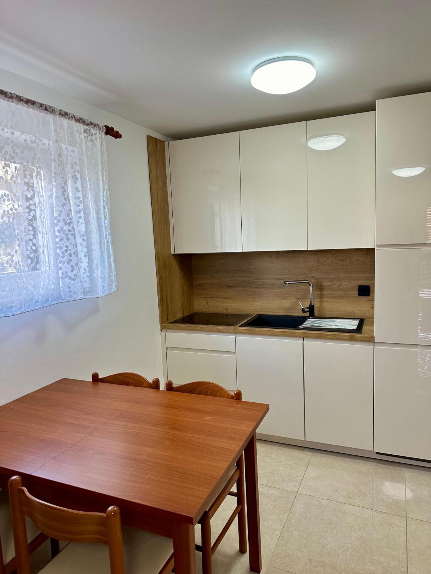 Apartment Sara Njivice Esterno foto