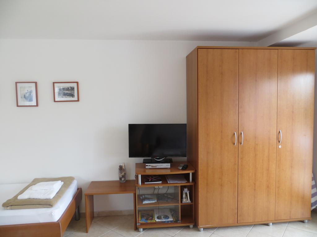 Apartment Sara Njivice Esterno foto